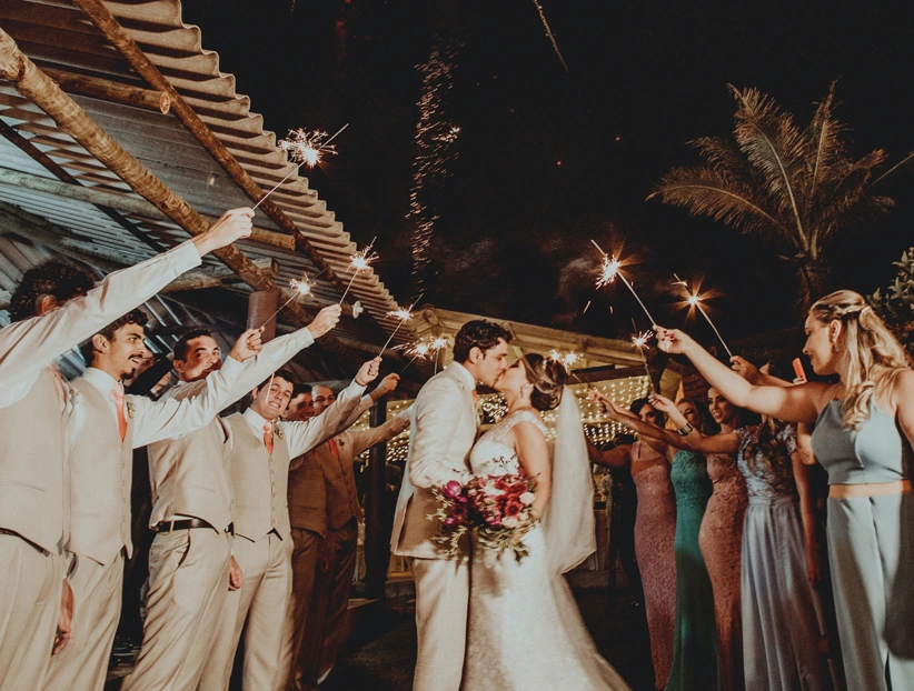 Сватбена фотосесия с младоженци, заснета в естествена светлина – усмивки, нежност и неподправени емоции.